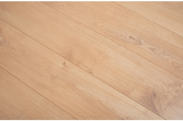Luxe 12mm Maple Oak Laminate